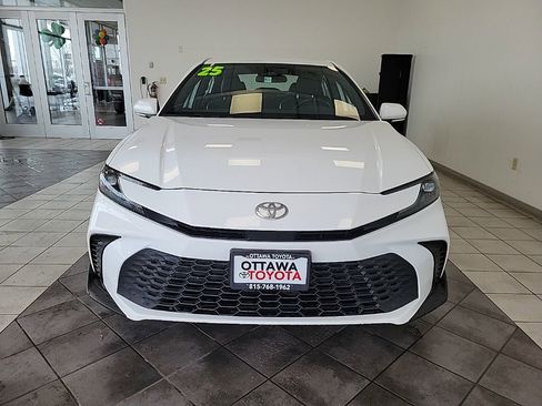 Used 2025 Toyota Camry SE FWD image 3