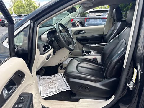 Used 2023 Chrysler Pacifica Touring-L FWD image 14