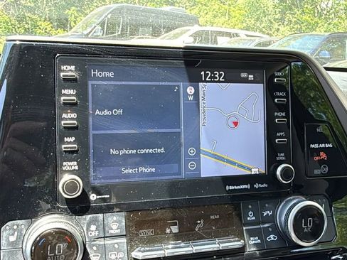 Used 2020 Toyota Highlander XLE image 29