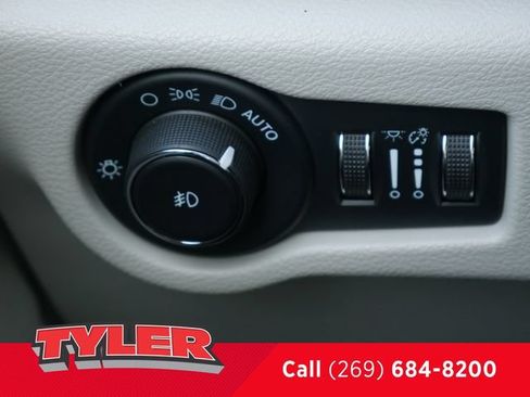 Used 2022 Chrysler Pacifica Limited AWD/4WD image 24