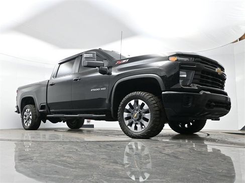 Used 2024 Chevrolet Silverado 2500 Custom w/ Custom Value Package image 9
