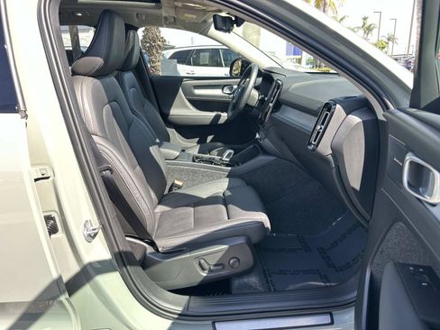 Certified 2025 Volvo XC40 B5 Ultra w/ Climate Package image 25