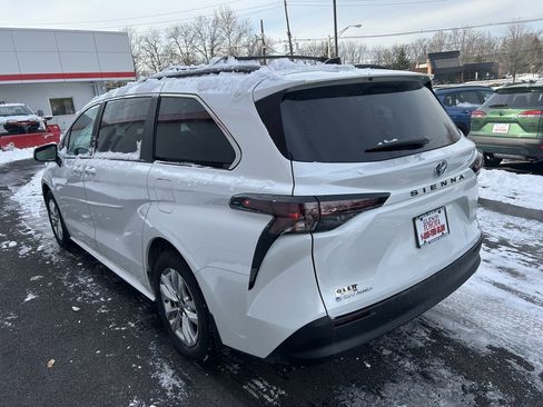 Used 2025 Toyota Sienna XLE w/ XLE Plus Package image 7