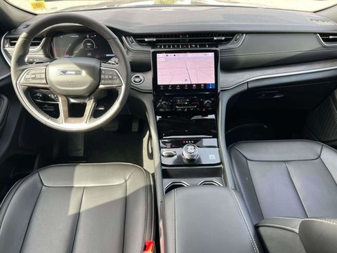 Used 2025 Jeep Grand Cherokee Limited w/ MOPAR Finishing Package image 12