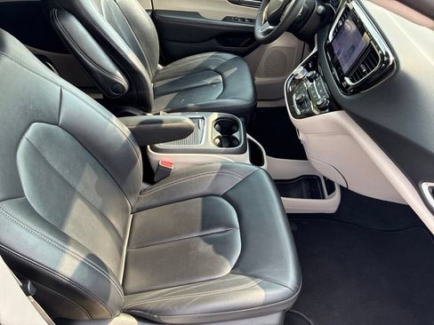 Used 2024 Chrysler Pacifica Touring-L FWD image 36