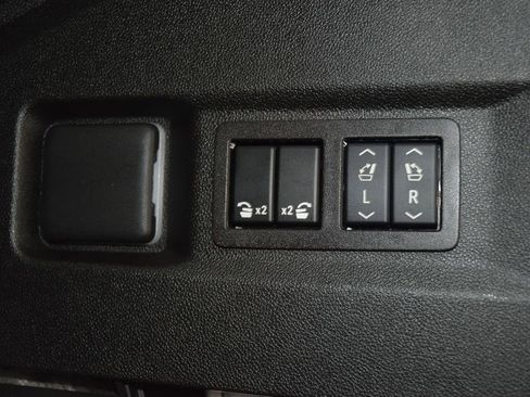 Used 2024 GMC Yukon AT4 w/ AT4 Premium Package AWD/4WD image 27