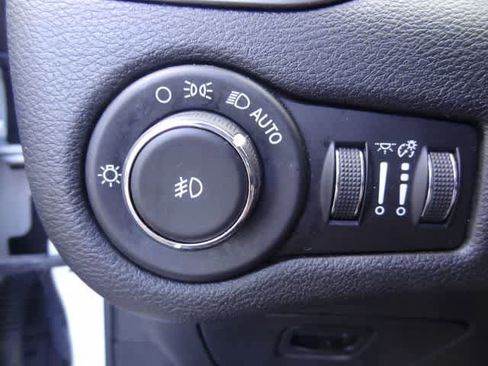 Used 2019 Jeep Cherokee Latitude Plus w/ Comfort/Convenience Group image 18