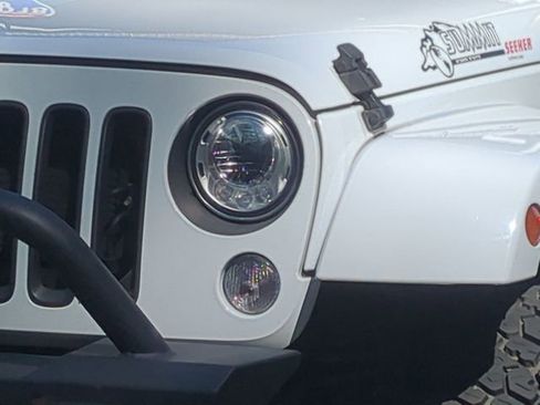 Used 2018 Jeep Wrangler Unlimited Sahara w/ Connectivity Group AWD/4WD image 17
