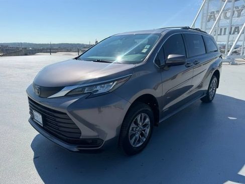 Used 2021 Toyota Sienna LE w/ LE Plus Package AWD/4WD image 7