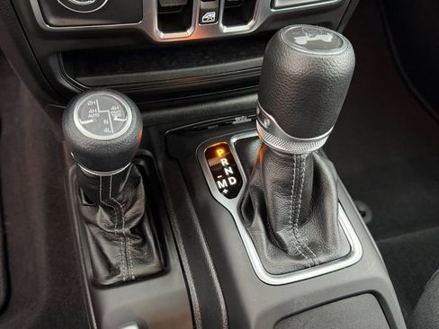 Used 2025 Jeep Wrangler Unlimited Sahara image 28