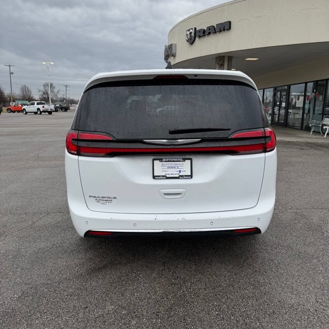 Used 2025 Chrysler Pacifica Select FWD image 7