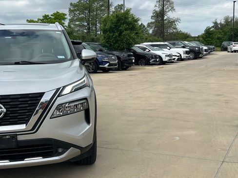 Used 2021 Nissan Rogue Platinum image 3