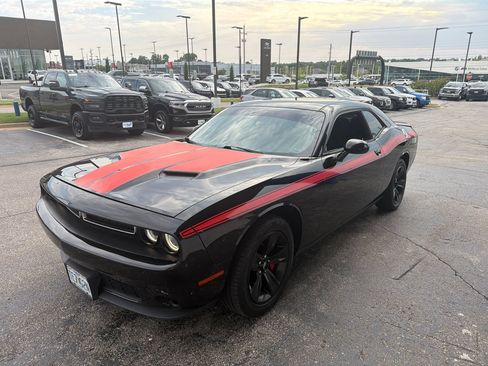 Used 2016 Dodge Challenger SXT RWD image 2