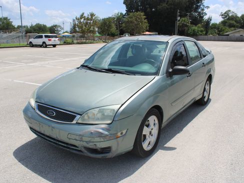 Used 2005 Ford Focus S FWD image 2