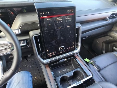 Used 2025 GMC Yukon XL Denali image 3