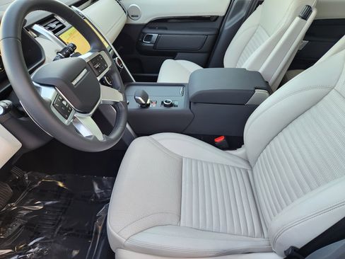 Used 2025 Land Rover Discovery S image 13