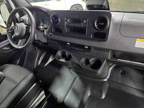 Used 2025 Mercedes-Benz Sprinter 2500 image 10