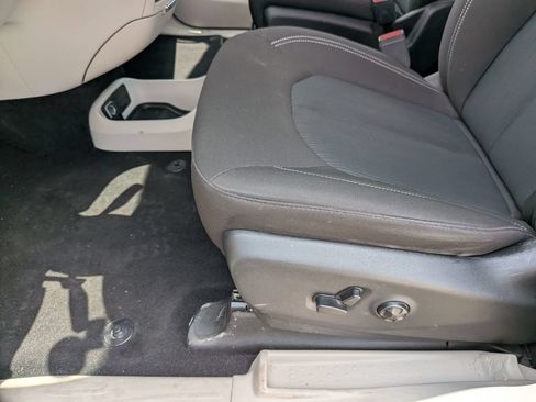 Used 2023 Chrysler Voyager LX FWD image 13