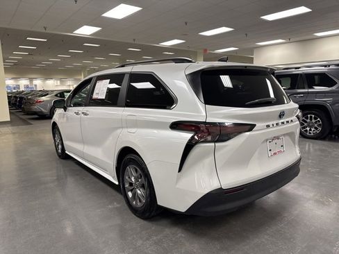 Used 2024 Toyota Sienna XLE image 5