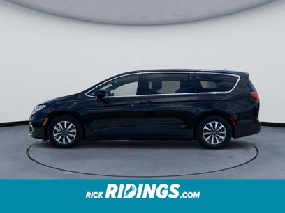 Used 2025 Chrysler Pacifica Select