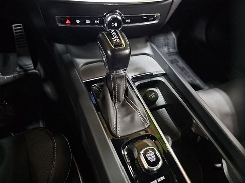 Used 2019 Volvo S60 T5 R-Design image 16