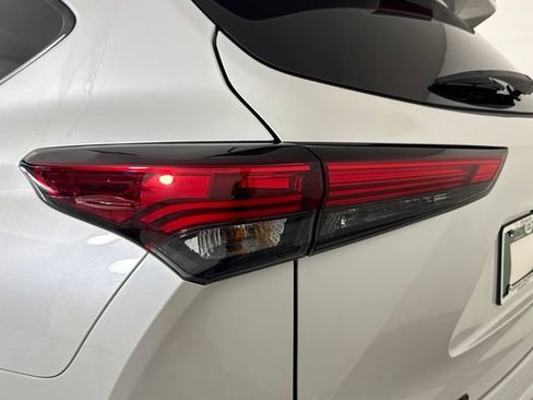 Used 2022 Toyota Highlander Limited AWD/4WD image 9