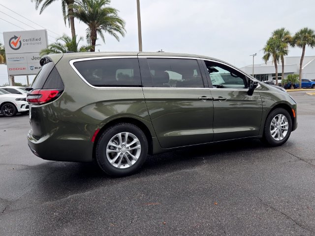 New 2027 Chrysler Pacifica Select FWD image 8