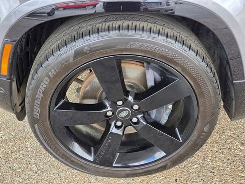 Used 2024 Land Rover Defender 130 X-Dynamic SE AWD/4WD image 13