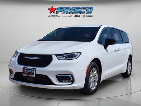 New 2026 Chrysler Pacifica Select image 3