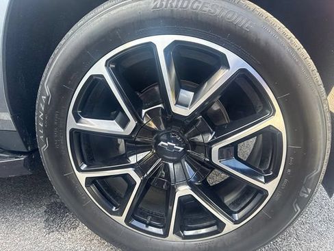 Used 2022 Chevrolet Suburban RST w/ Sport Performance Package AWD/4WD image 9
