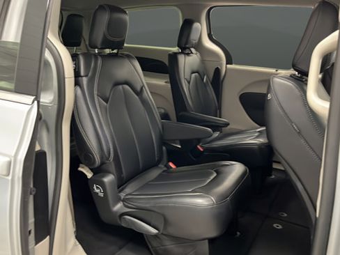 Used 2024 Chrysler Pacifica Touring-L FWD image 24