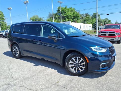 Used 2023 Chrysler Pacifica Touring-L FWD image 2