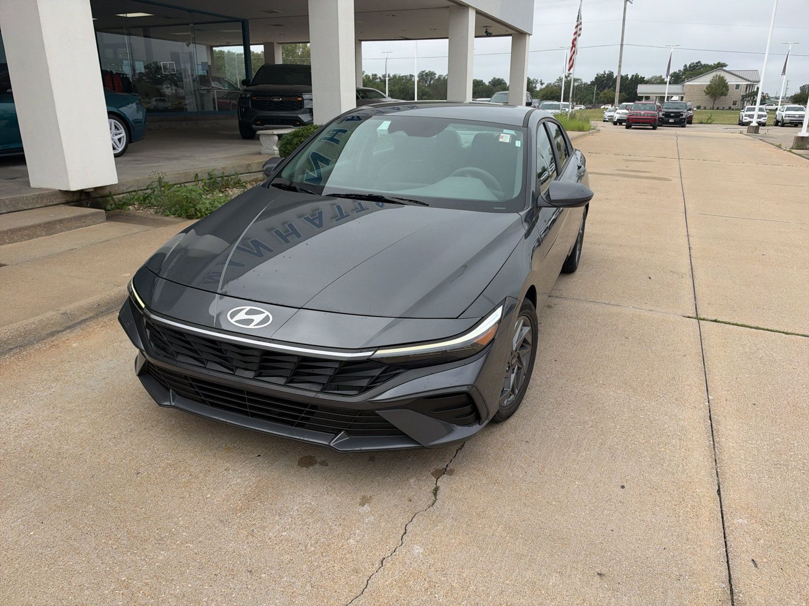 Used 2024 Hyundai Elantra SEL FWD image 2