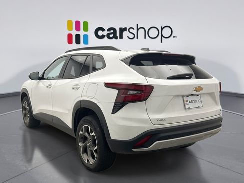 Used 2024 Chevrolet Trax LT w/ LT Convenience Package FWD image 3