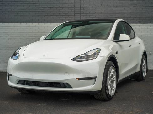 Used 2022 Tesla Model Y Long Range AWD/4WD image 1