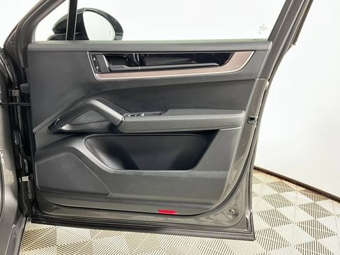Used 2024 Porsche Cayenne Coupe image 21