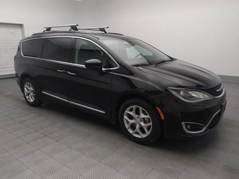 Used 2017 Chrysler Pacifica Touring-L w/ Tire & Wheel Group image 11