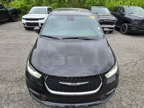 Used 2026 Chrysler Pacifica Limited FWD image 13