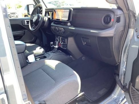 Used 2025 Jeep Wrangler Unlimited Rubicon w/ Convenience Group AWD/4WD image 37