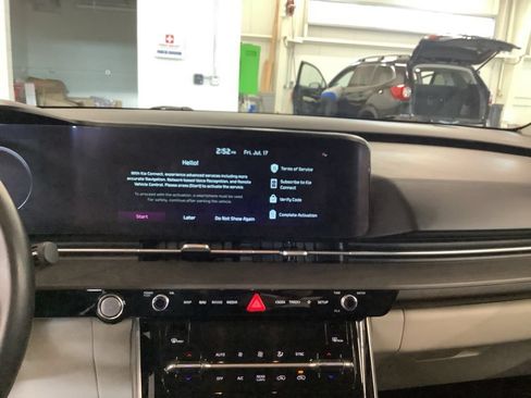 Certified 2023 Kia Carnival SX FWD image 9
