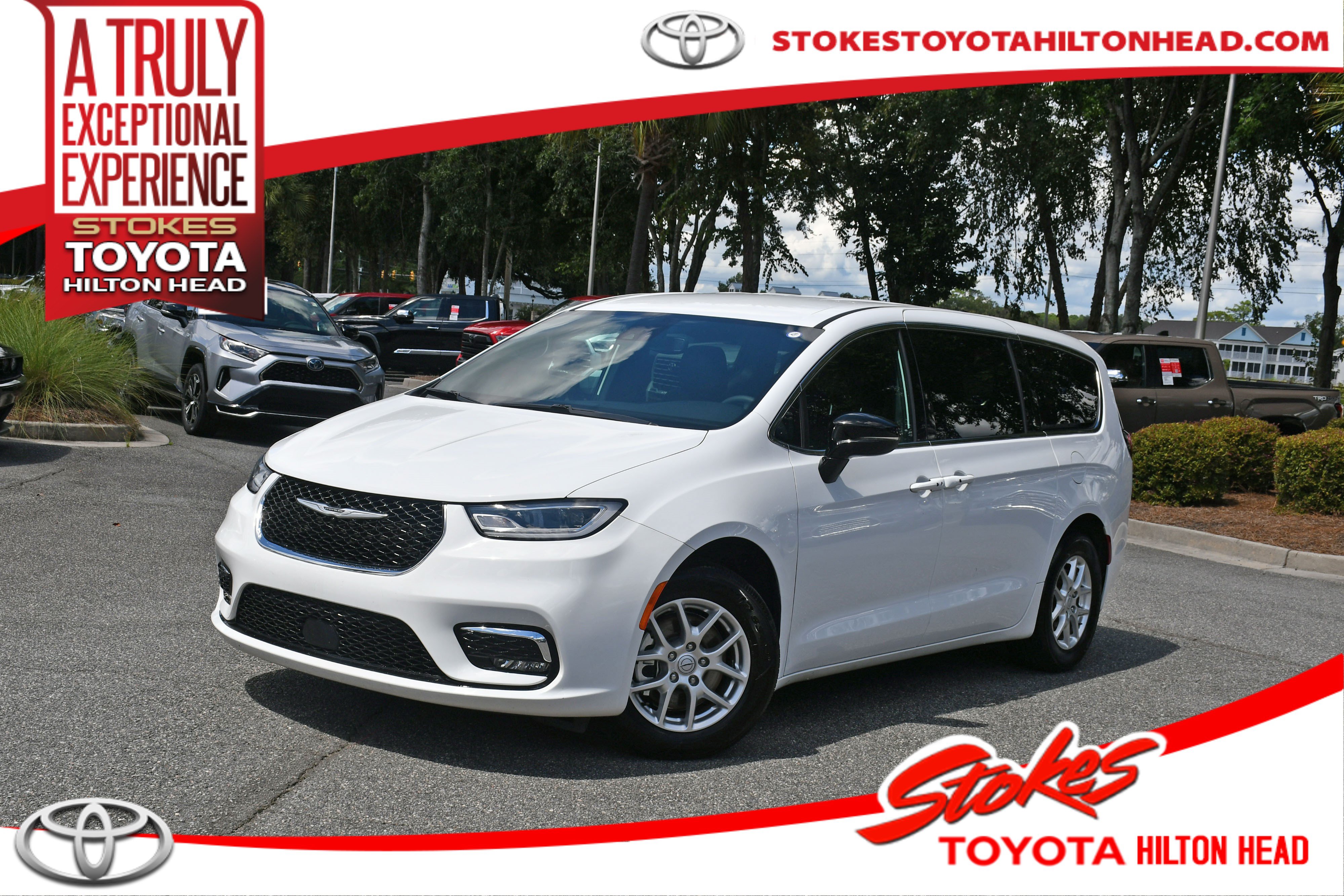Used 2025 Chrysler Pacifica Select FWD image 1