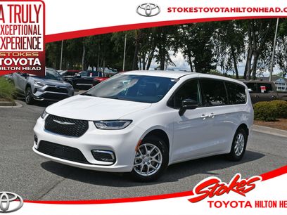 Used 2025 Chrysler Pacifica Select
