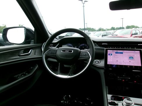 Certified 2025 Jeep Grand Cherokee Limited w/ Black Appearance Package AWD/4WD image 12
