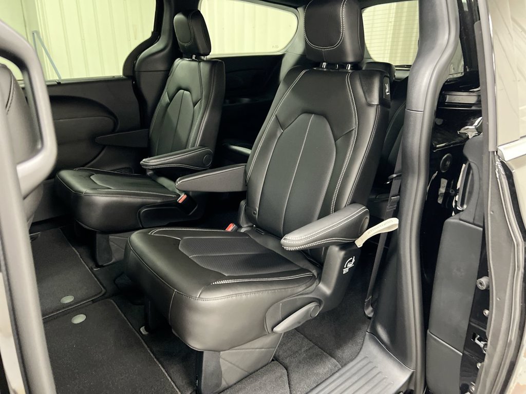 New 2027 Chrysler Pacifica Select w/ Family Tech Group AWD/4WD image 23