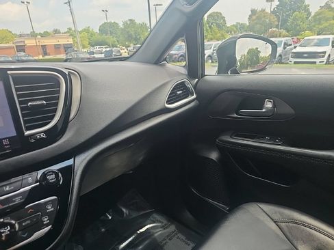 Used 2025 Chrysler Pacifica Select FWD image 22