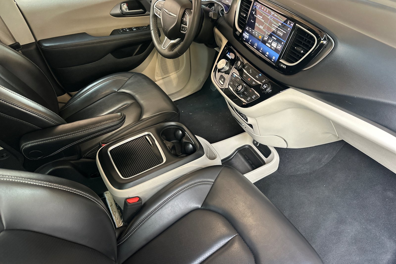 Used 2023 Chrysler Pacifica Touring-L FWD image 17