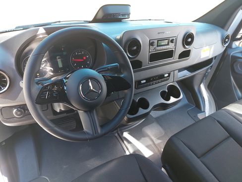 Used 2025 Mercedes-Benz Sprinter 2500 image 14