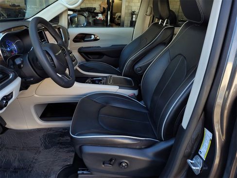 Used 2022 Chrysler Pacifica Limited image 19