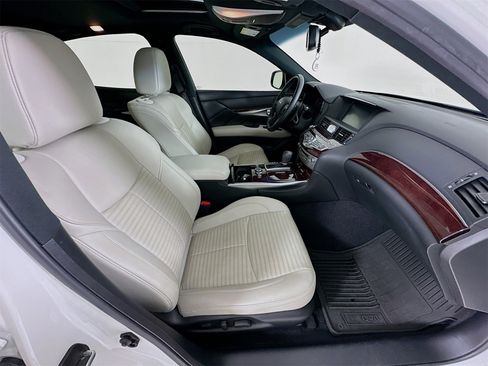 Used 2018 INFINITI Q70 Luxe w/ Sport Package image 30