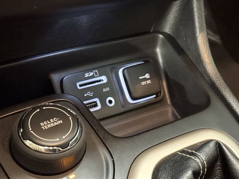 Used 2018 Jeep Cherokee Limited image 33